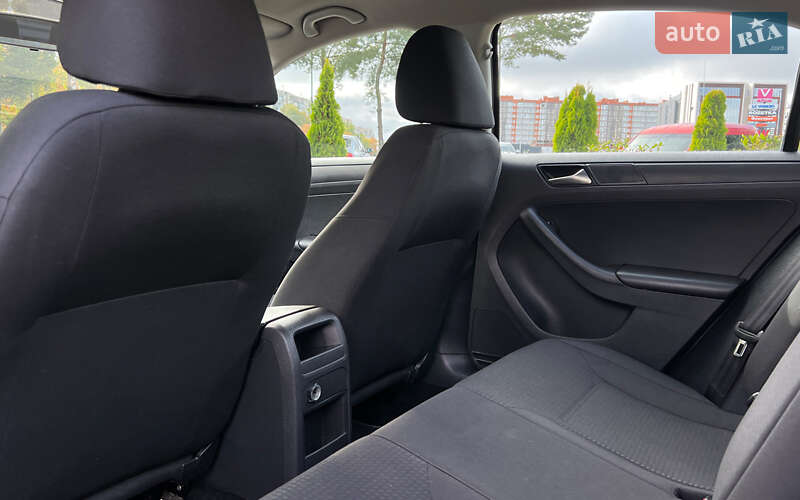 Седан Volkswagen Jetta 2015 в Львове