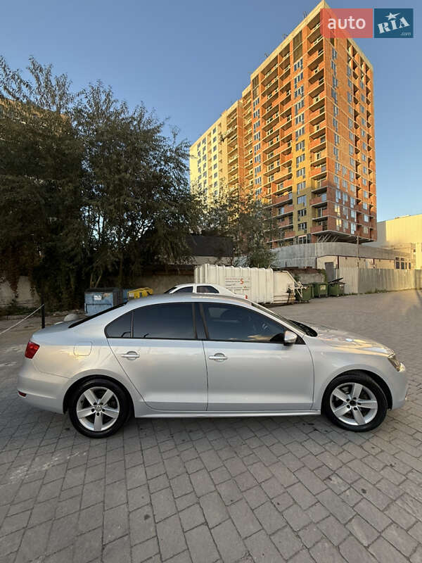 Седан Volkswagen Jetta 2012 в Львове