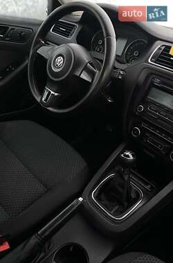 Седан Volkswagen Jetta 2011 в  фото 2 Седан Volkswagen Jetta 2011 в