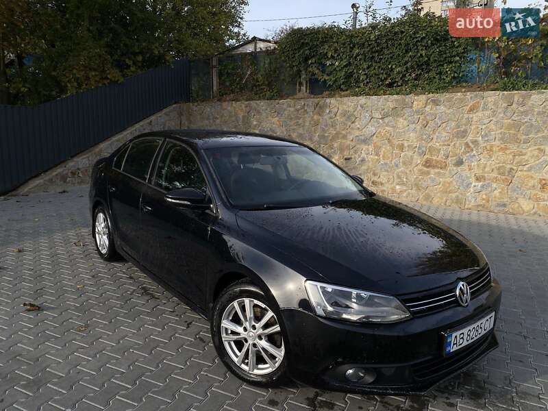 Седан Volkswagen Jetta 2011 в  фото Седан Volkswagen Jetta 2011 в
