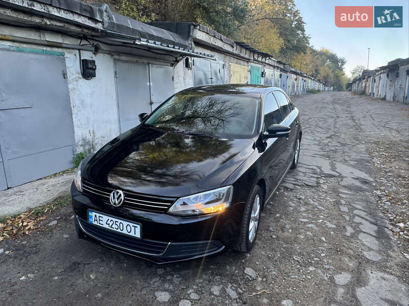 Седан Volkswagen Jetta 2012 в 