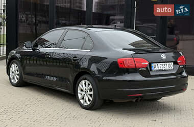 Седан Volkswagen Jetta 2012 в 