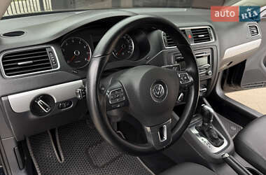 Седан Volkswagen Jetta 2012 в 