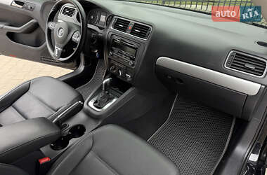 Седан Volkswagen Jetta 2012 в 