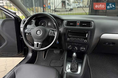 Седан Volkswagen Jetta 2012 в 