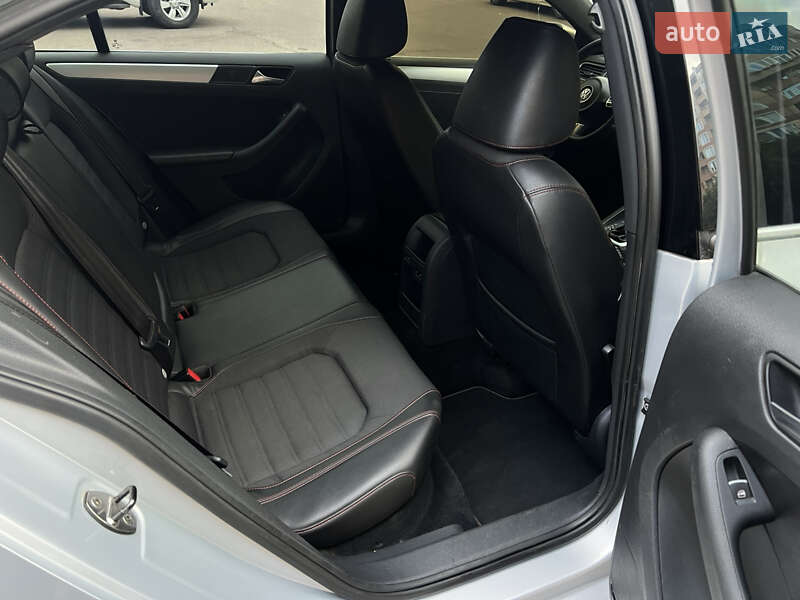 Седан Volkswagen Jetta 2012 в Одесі