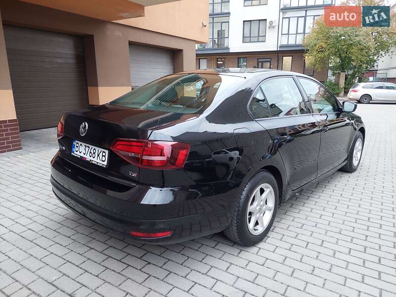 Седан Volkswagen Jetta 2016 в Львове