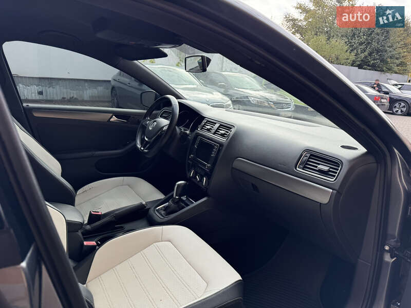 Седан Volkswagen Jetta 2016 в Ужгороде