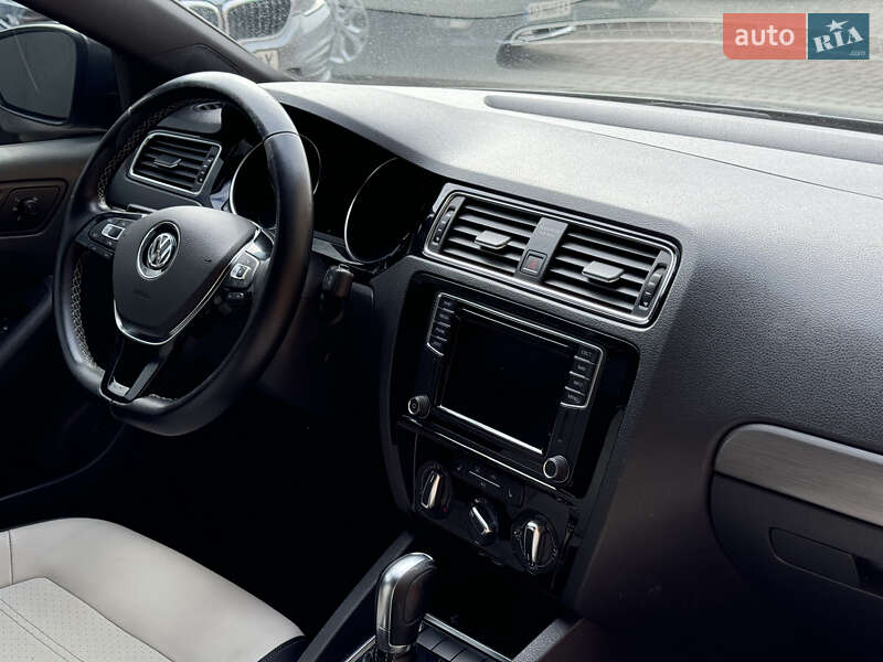 Седан Volkswagen Jetta 2016 в Ужгороде