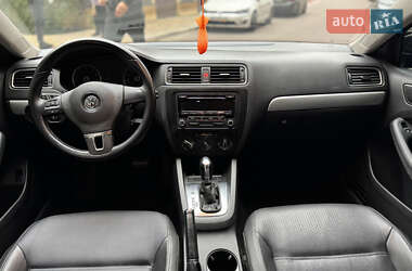 Седан Volkswagen Jetta 2013 в 