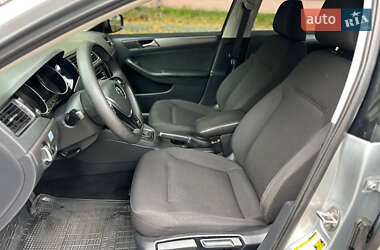 Седан Volkswagen Jetta 2015 в 