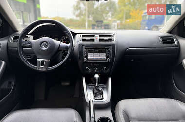 Седан Volkswagen Jetta 2012 в 
