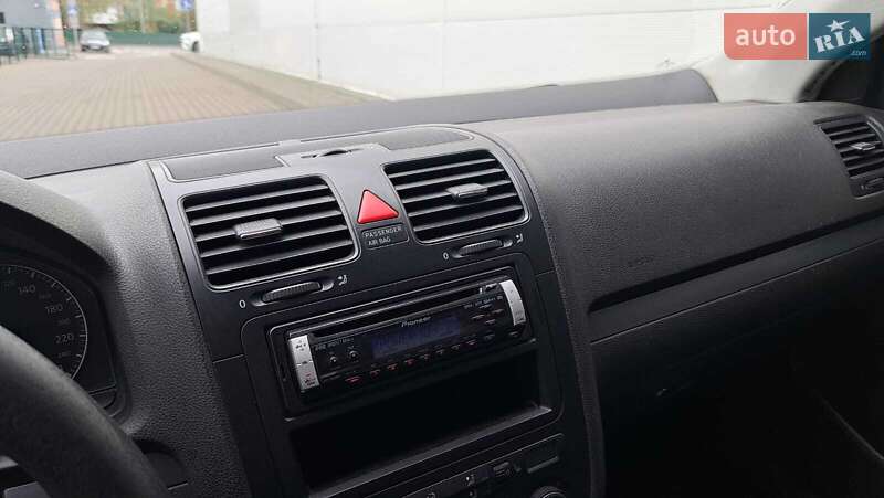 Седан Volkswagen Jetta 2006 в Вишневому фото 16 Седан Volkswagen Jetta 2006 в Вишневому
