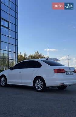 Седан Volkswagen Jetta 2013 в  фото 4 Седан Volkswagen Jetta 2013 в