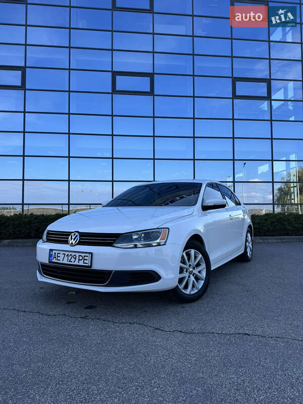 Седан Volkswagen Jetta 2013 в  фото Седан Volkswagen Jetta 2013 в