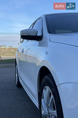 Седан Volkswagen Jetta 2013 в  фото 15 Седан Volkswagen Jetta 2013 в