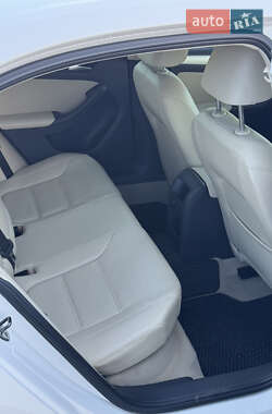 Седан Volkswagen Jetta 2013 в  фото 27 Седан Volkswagen Jetta 2013 в
