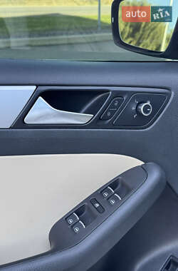 Седан Volkswagen Jetta 2013 в  фото 22 Седан Volkswagen Jetta 2013 в