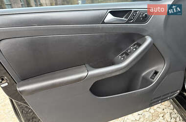 Седан Volkswagen Jetta 2012 в 