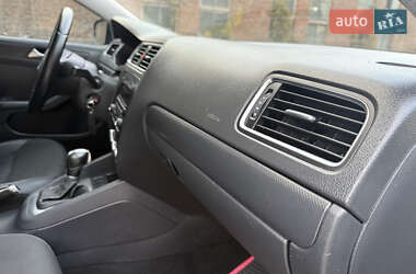 Седан Volkswagen Jetta 2012 в 