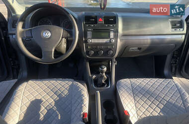 Седан Volkswagen Jetta 2005 в  фото 14 Седан Volkswagen Jetta 2005 в