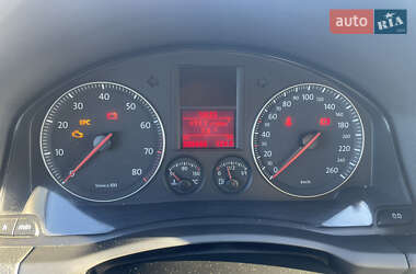 Седан Volkswagen Jetta 2005 в  фото 16 Седан Volkswagen Jetta 2005 в