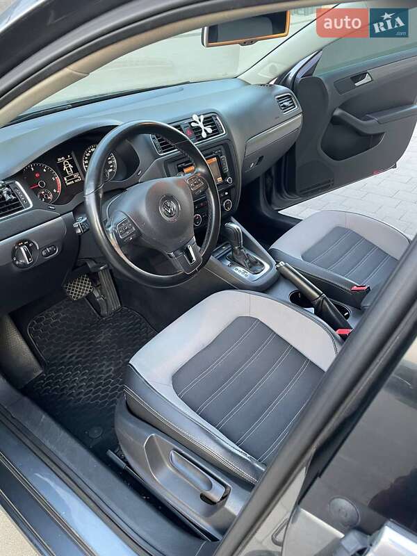 Седан Volkswagen Jetta 2012 в Ужгороде