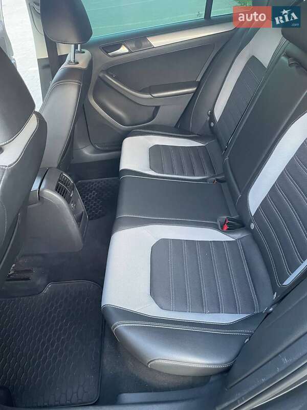 Седан Volkswagen Jetta 2012 в Ужгороде