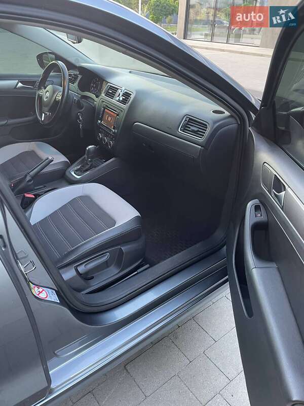 Седан Volkswagen Jetta 2012 в Ужгороде