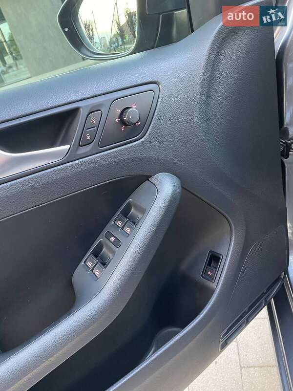 Седан Volkswagen Jetta 2012 в Ужгороде