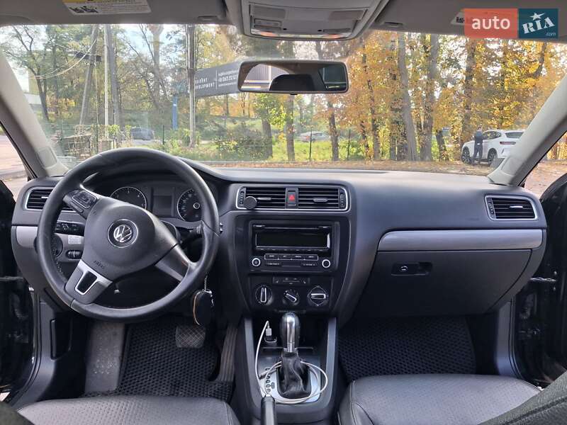 Седан Volkswagen Jetta 2013 в Львові