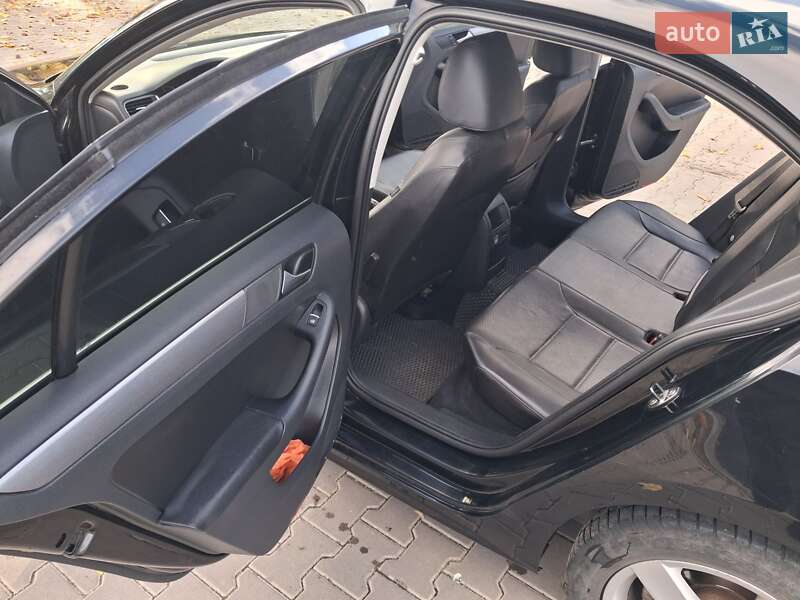 Седан Volkswagen Jetta 2013 в Львові
