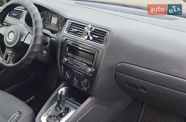 Седан Volkswagen Jetta 2011 в 