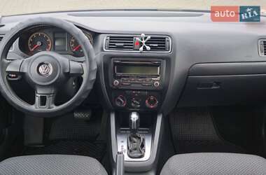 Седан Volkswagen Jetta 2011 в 