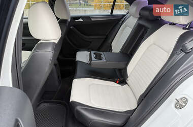 Седан Volkswagen Jetta 2015 в  фото 35 Седан Volkswagen Jetta 2015 в