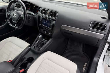 Седан Volkswagen Jetta 2015 в  фото 36 Седан Volkswagen Jetta 2015 в