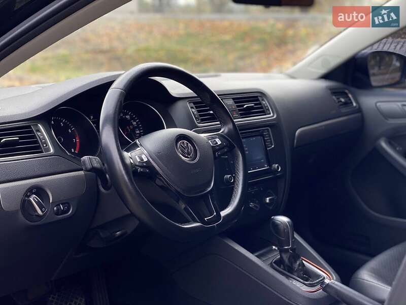 Седан Volkswagen Jetta 2016 в Днепре