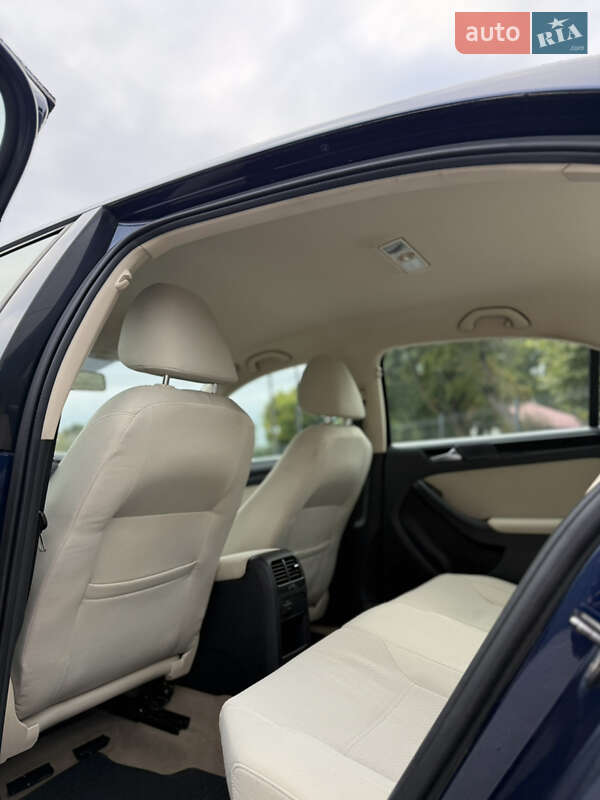 Седан Volkswagen Jetta 2011 в Калуше