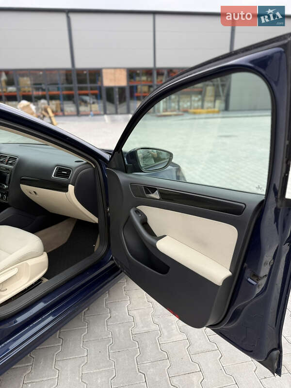 Седан Volkswagen Jetta 2011 в Калуше