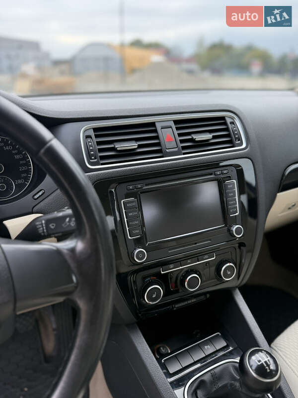 Седан Volkswagen Jetta 2011 в Калуше