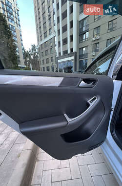 Седан Volkswagen Jetta 2016 в  фото 13 Седан Volkswagen Jetta 2016 в