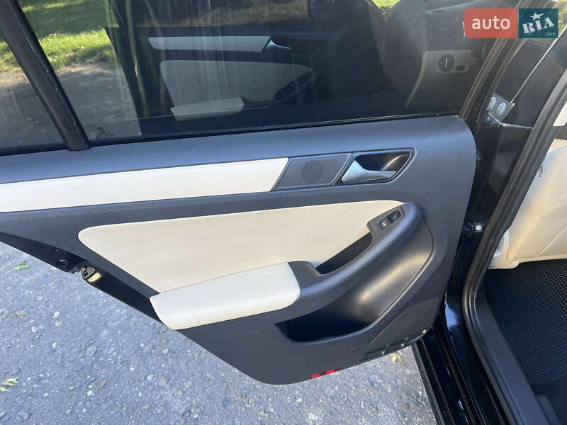 Седан Volkswagen Jetta 2012 в Золочеві