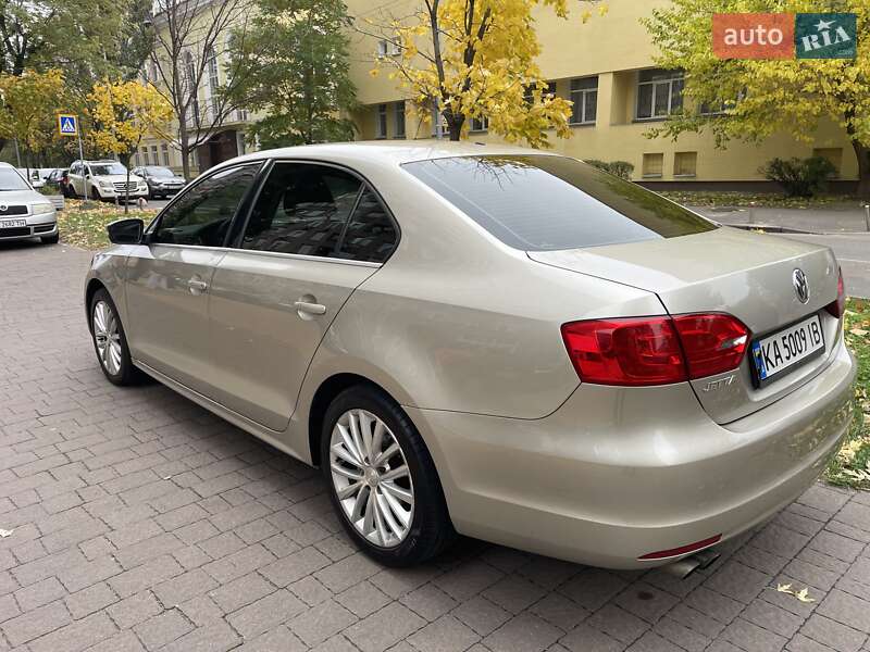 Седан Volkswagen Jetta 2013 в Києві