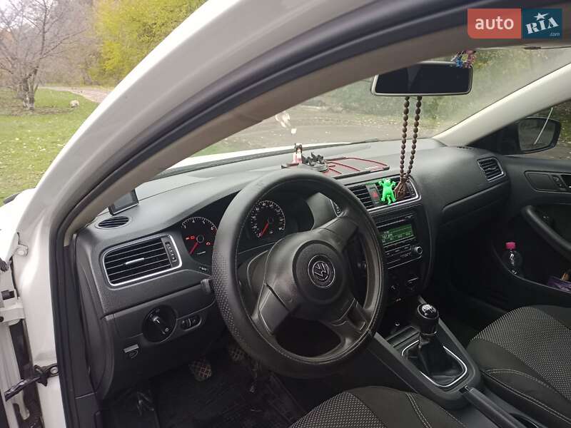 Седан Volkswagen Jetta 2012 в Ромнах