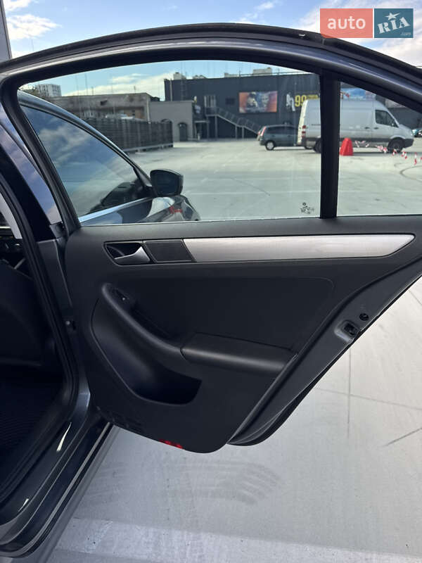 Седан Volkswagen Jetta 2016 в Києві