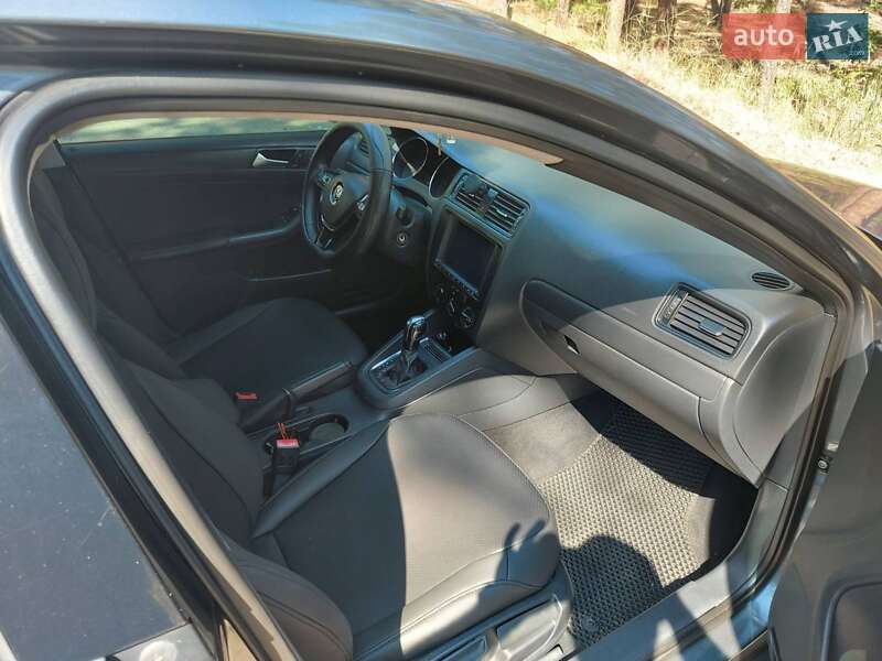 Седан Volkswagen Jetta 2015 в Києві
