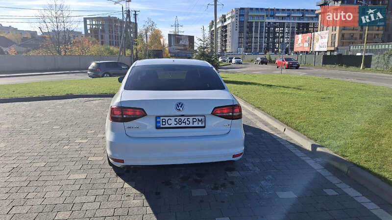 Седан Volkswagen Jetta 2016 в Ужгороде