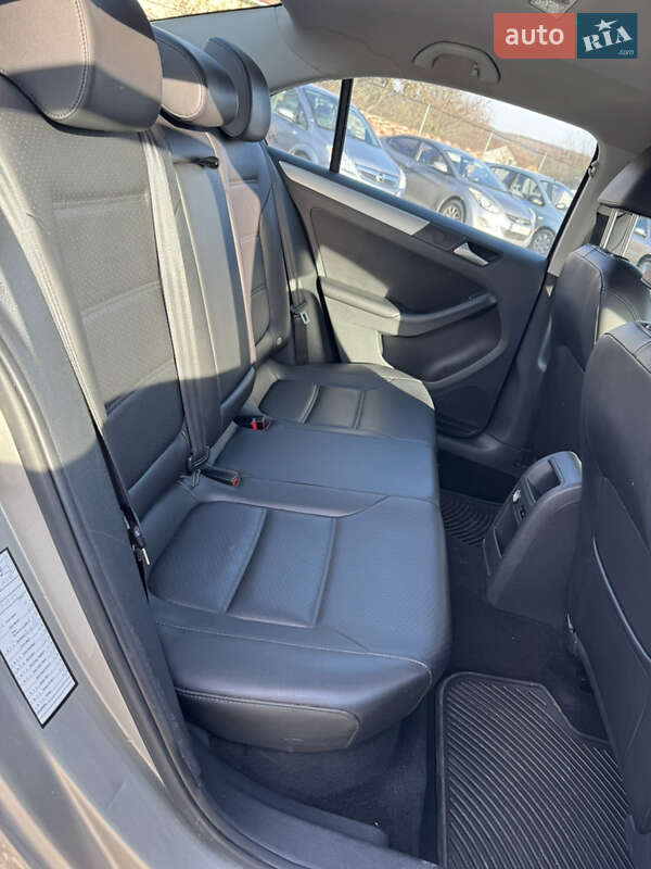 Седан Volkswagen Jetta 2012 в Хмельницком