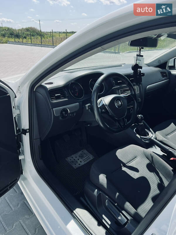 Седан Volkswagen Jetta 2016 в Львове