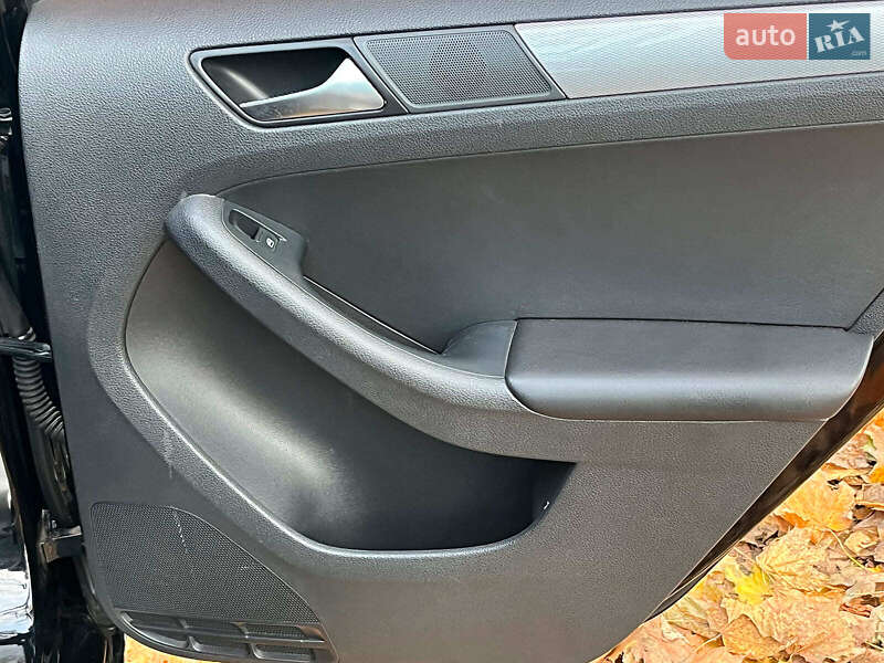 Седан Volkswagen Jetta 2015 в Киеве